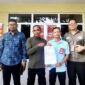 Kuasa hukum pelapor, Faisal, S.Sos., S.H., menunjukkan bukti laporan dugaan penipuan yang telah diterima SPKT Polda Aceh di Banda Aceh, Selasa (9/6/2026). Foto: Dok. Istimewa