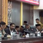 Ketua DPRA, Zulfadhli bersama Gubernur Aceh Muzakir Manaf dapat rapat paripurna. Foto: Dok. Istimewa
