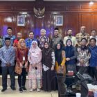 Ketua Satgas RTLH dan DTSEN Kabupaten Aceh Barat, Wistha Nowar, bersama jajaran Pemerintah Kabupaten Aceh Barat, para camat, dan unsur terkait berfoto bersama usai rapat pemaparan hasil verifikasi lapangan pendataan Rumah Tidak Layak Huni (RTLH) di Aula Cut Nyak Dhien Bapperida Aceh Barat, Kamis (4/6/2026). Foto: Dok. Istimewa 