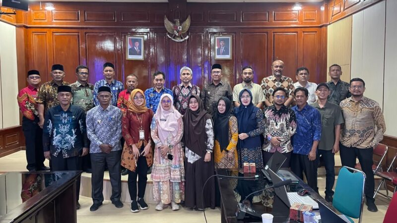 Ketua Satgas RTLH dan DTSEN Kabupaten Aceh Barat, Wistha Nowar, bersama jajaran Pemerintah Kabupaten Aceh Barat, para camat, dan unsur terkait berfoto bersama usai rapat pemaparan hasil verifikasi lapangan pendataan Rumah Tidak Layak Huni (RTLH) di Aula Cut Nyak Dhien Bapperida Aceh Barat, Kamis (4/6/2026). Foto: Dok. Istimewa 