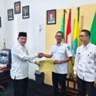 Kepala BKPSDM Aceh Jaya, Supriadi, menyerahkan SK Plt dan Plh kepada pejabat yang ditunjuk, Rabu (3/6/2026). Foto: Istimewa