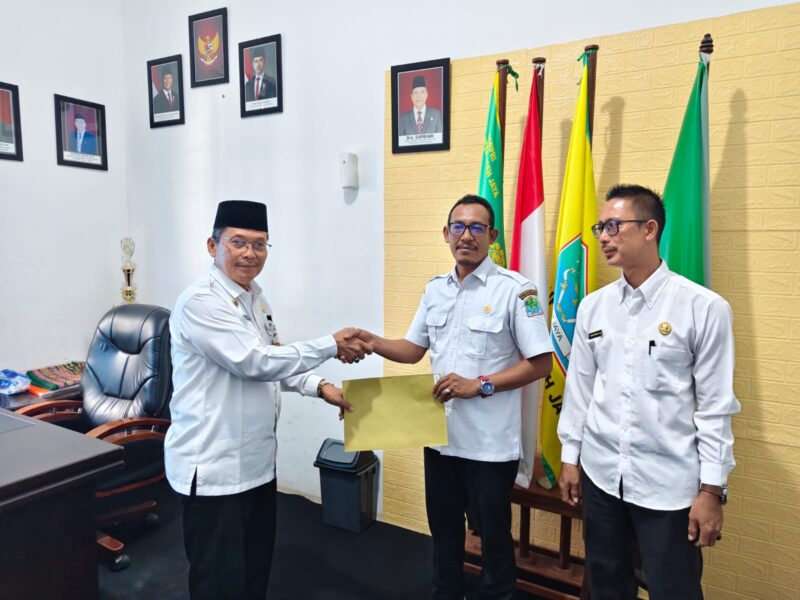 Kepala BKPSDM Aceh Jaya, Supriadi, menyerahkan SK Plt dan Plh kepada pejabat yang ditunjuk, Rabu (3/6/2026). Foto: Istimewa