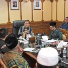Wakil Gubernur Aceh Fadhlullah menerima audiensi Majelis Permusyawaratan Ulama (MPU) Aceh bersama unsur Mahkamah Syar’iyah Aceh dan jajaran Pemerintah Aceh di ruang kerja Wakil Gubernur Aceh, Banda Aceh, Kamis (4/6/2026). Foto: Dok. Istimewa 
