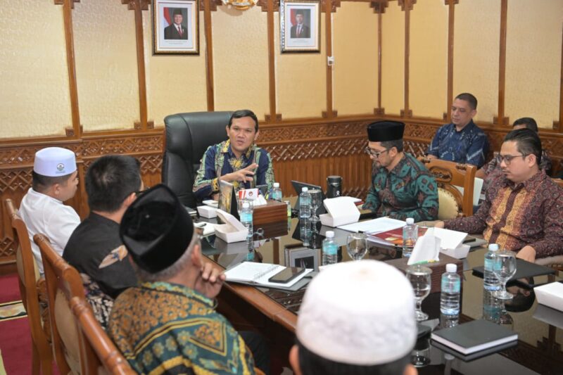 Wakil Gubernur Aceh Fadhlullah menerima audiensi Majelis Permusyawaratan Ulama (MPU) Aceh bersama unsur Mahkamah Syar’iyah Aceh dan jajaran Pemerintah Aceh di ruang kerja Wakil Gubernur Aceh, Banda Aceh, Kamis (4/6/2026). Foto: Dok. Istimewa 