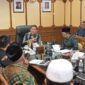 Wakil Gubernur Aceh Fadhlullah menerima audiensi Majelis Permusyawaratan Ulama (MPU) Aceh bersama unsur Mahkamah Syar’iyah Aceh dan jajaran Pemerintah Aceh di ruang kerja Wakil Gubernur Aceh, Banda Aceh, Kamis (4/6/2026). Foto: Dok. Istimewa 