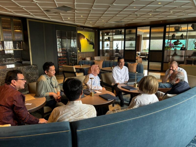 Sekda Aceh M. Nasir berdiskusi dengan perwakilan Business Council Federasi Rusia, Mikhail Kuritsyn, membahas peluang kerja sama investasi dan pengembangan ekonomi Aceh di Keraton At The Plaza, Jakarta Pusat, Sabtu (6/6/2026). Foto: Dok. Istimewa 