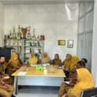 Tim Dinas Pemberdayaan Masyarakat dan Gampong (DPMG) Kota Banda Aceh melakukan pendampingan terhadap gampong. Foto: Dok. Istimewa 
