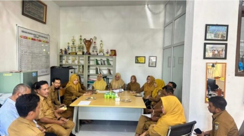 Tim Dinas Pemberdayaan Masyarakat dan Gampong (DPMG) Kota Banda Aceh melakukan pendampingan terhadap gampong. Foto: Dok. Istimewa 