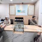 Nasabah melakukan transaksi gadai emas di Konter Layanan Emas Bank Syariah Indonesia (BSI). Hingga semester I 2026, outstanding gadai emas BSI mencapai Rp13 triliun atau tumbuh 100 persen dibandingkan periode yang sama tahun sebelumnya. Foto: Dok. Istimewa 