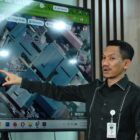 Bupati Aceh Barat, Tarmizi, menunjukkan lokasi rencana pembangunan videotron di kawasan strategis Kota Meulaboh saat pembahasan kerja sama layanan informasi publik bersama PT Hikmah Cakra Mulia (HCM) di Jakarta, Senin (8/6/2026). Foto: Dok. Istimewa