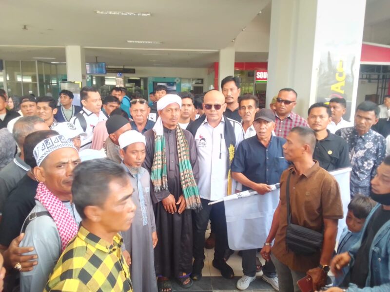 Ketua DPW PSI Aceh, T. Rival Amiruddin, menyapa masyarakat dan kader saat tiba di Bandara Sultan Iskandar Muda, Aceh, Minggu (31/5/2026). Foto: Dok. Istimewa 