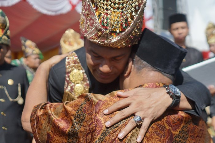 Bupati Abdya Safaruddin dipeluk okeh salah seorang penerima kursi roda. Foto. Dok. Teukunizar/NOA.co.id