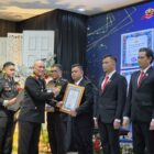 Karo Ops Polda Aceh Brigjen Pol. Heri Heriyandi mewakili Kapolda Aceh menyerahkan piagam penghargaan kepada Kasat Reskrim Polres Aceh Jaya IPTU Julian Zairi pada peringatan Hari Bhayangkara ke-80 di Banda Aceh, Selasa (1/7/2026). Foto: Dok. Satreskrim Polres Aceh Jaya.