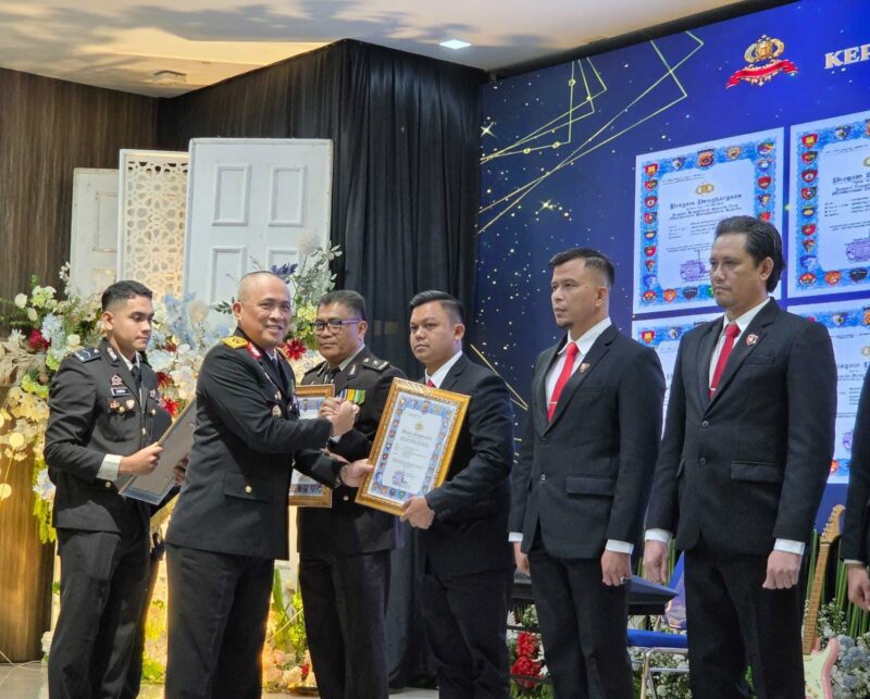 Karo Ops Polda Aceh Brigjen Pol. Heri Heriyandi mewakili Kapolda Aceh menyerahkan piagam penghargaan kepada Kasat Reskrim Polres Aceh Jaya IPTU Julian Zairi pada peringatan Hari Bhayangkara ke-80 di Banda Aceh, Selasa (1/7/2026). Foto: Dok. Satreskrim Polres Aceh Jaya.