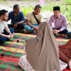 Suasana penyampaian klarifikasi oleh keluarga almarhum Badli terkait pemberitaan yang menyebut almarhum tinggal di gubuk kebun di kawasan Cot Kumbang Pulo, Kecamatan Arongan Lambalek, Aceh Barat, Minggu (19/7/2026). Foto: Dok. Istimewa