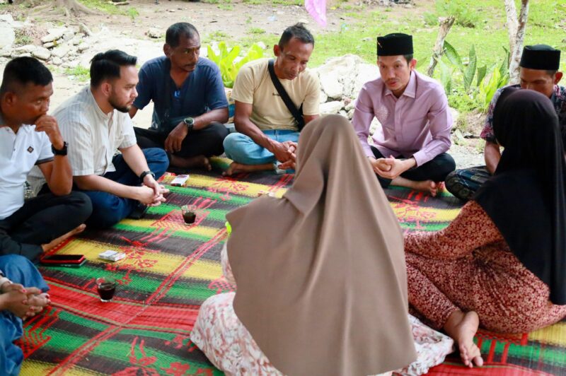 Suasana penyampaian klarifikasi oleh keluarga almarhum Badli terkait pemberitaan yang menyebut almarhum tinggal di gubuk kebun di kawasan Cot Kumbang Pulo, Kecamatan Arongan Lambalek, Aceh Barat, Minggu (19/7/2026). Foto: Dok. Istimewa 