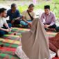 Suasana penyampaian klarifikasi oleh keluarga almarhum Badli terkait pemberitaan yang menyebut almarhum tinggal di gubuk kebun di kawasan Cot Kumbang Pulo, Kecamatan Arongan Lambalek, Aceh Barat, Minggu (19/7/2026). Foto: Dok. Istimewa 