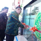 Ketua Pengadilan Tinggi Aceh, Nursyam SH MHum didampingi Forkopimda Aceh Besar melakukan pemotongan pita pada peresmian Kenaikan Kelas Pengadilan Negeri Jantho dari Kelas II menjadi Pengadilan Negeri Jantho Kelas IB di kompleks Pengadilan Negeri Jantho, Kamis (9/6/2026). Foto: Dok. MC Aceh Besar