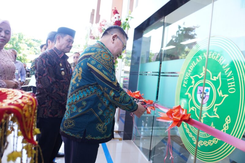 Ketua Pengadilan Tinggi Aceh, Nursyam SH MHum didampingi Forkopimda Aceh Besar melakukan pemotongan pita pada peresmian Kenaikan Kelas Pengadilan Negeri Jantho dari Kelas II menjadi Pengadilan Negeri Jantho Kelas IB di kompleks Pengadilan Negeri Jantho, Kamis (9/6/2026). Foto: Dok. MC Aceh Besar