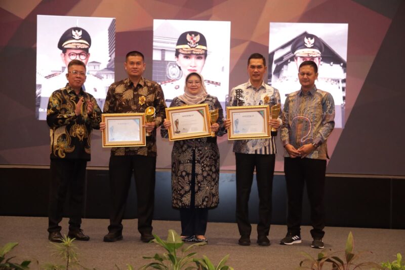 Sekretaris Daerah Aceh, M. Nasir, mewakili Pemerintah Aceh menerima tiga penghargaan pada Forum Pemred Multimedia Award 2026 di Hotel Alana, Yogyakarta, termasuk penghargaan Pena Emas FPRMI untuk Gubernur Aceh Muzakir Manaf, Sabtu (18/7/2026). Foto: Dok. Istimewa 