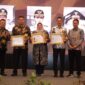 Sekretaris Daerah Aceh, M. Nasir, mewakili Pemerintah Aceh menerima tiga penghargaan pada Forum Pemred Multimedia Award 2026 di Hotel Alana, Yogyakarta, termasuk penghargaan Pena Emas FPRMI untuk Gubernur Aceh Muzakir Manaf, Sabtu (18/7/2026). Foto: Dok. Istimewa 