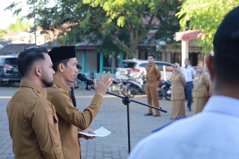 Bupati Aceh Barat Tarmizi SP, MM didampingi Wakil Bupati Said Fadheil SH memimpin Apel Pagi Gabungan di halaman belakang Kantor Sekretariat Daerah Kabupaten Aceh Barat, Senin (6/7/2026). Foto: Dok. Istimewa 