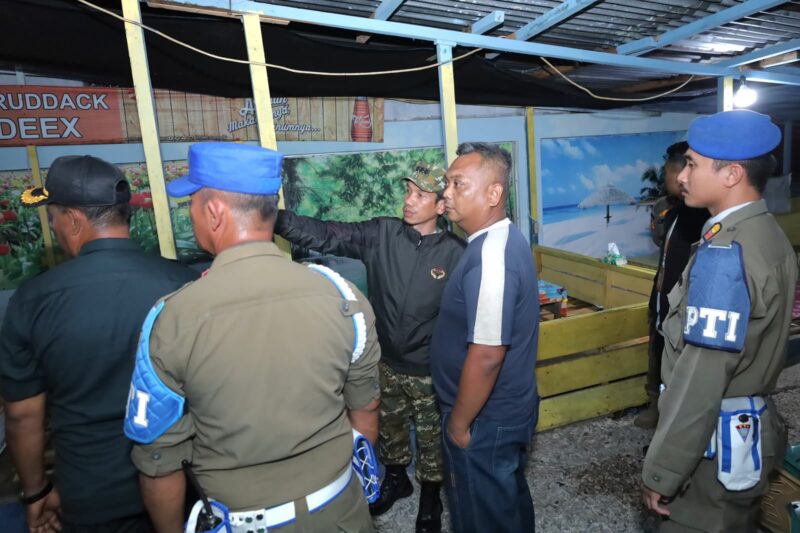 Bupati Aceh Barat Tarmizi, SP, MM, memimpin razia gabungan bersama TNI, Polri, Satpol PP dan WH, serta instansi terkait di sejumlah kafe kawasan Desa Ujong Karang, Kecamatan Johan Pahlawan, Jumat (17/7/2026) malam. Foto: Dok. Istimewa 