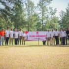 Ketua Pengprov PGI Aceh Muhammad Tanwier bersama pengurus, atlet, dan panitia berfoto bersama usai pembukaan Kejurda Golf PGI Aceh Series I Wilayah Barat di Lapangan Golf Lhoknga, Aceh Besar, Sabtu (25/7/2026). Foto: Dok. Istimewa