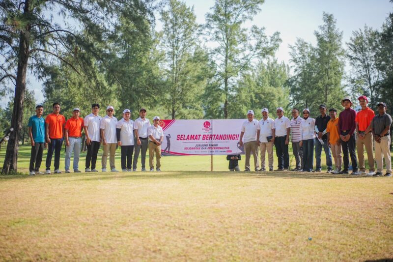 Ketua Pengprov PGI Aceh Muhammad Tanwier bersama pengurus, atlet, dan panitia berfoto bersama usai pembukaan Kejurda Golf PGI Aceh Series I Wilayah Barat di Lapangan Golf Lhoknga, Aceh Besar, Sabtu (25/7/2026). Foto: Dok. Istimewa 