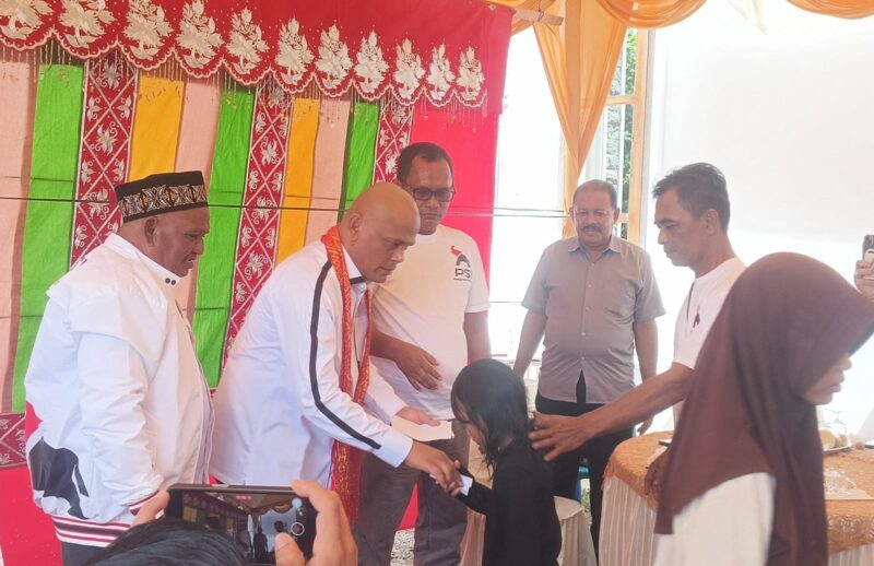 Ketua DPW PSI Aceh, T. Rival Amiruddin, bersama pengurus DPD PSI Aceh Barat Daya menyerahkan santunan kepada anak-anak yatim dalam rangkaian kegiatan silaturahmi dan konsolidasi partai di Gampong Pulo Kaye, Kabupaten Aceh Barat Daya, Kamis (2/7/2026). Foto: Dok. Istimewa 