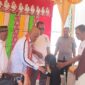 Ketua DPW PSI Aceh, T. Rival Amiruddin, bersama pengurus DPD PSI Aceh Barat Daya menyerahkan santunan kepada anak-anak yatim dalam rangkaian kegiatan silaturahmi dan konsolidasi partai di Gampong Pulo Kaye, Kabupaten Aceh Barat Daya, Kamis (2/7/2026). Foto: Dok. Istimewa 