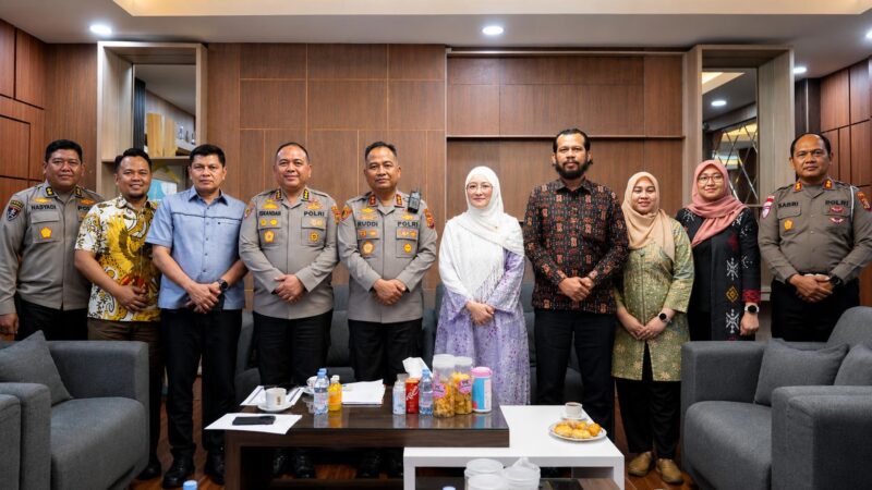 Kapolda Aceh Irjen Pol. Ruddi Setiawan menerima kunjungan silaturahmi Kepala Ombudsman RI Perwakilan Aceh Dian Rubianty di Ruang Kerja Kapolda Aceh, Mapolda Aceh, Jumat (24/7/2026). Foto: Dok. Istimewa 