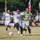 Pemain Kodim 0110/Aceh Barat Daya berusaha melewati hadangan pemain Kodim 0114/Aceh Jaya pada lanjutan Piala Pangdam IM Cup 2026 di Lapangan Blang Padang, Banda Aceh, Selasa (28/7/2026). Foto: Dok. Istimewa 