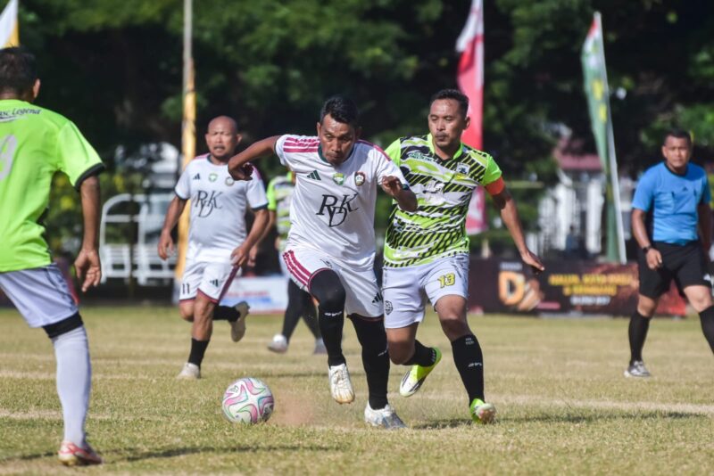 Pemain Kodim 0110/Aceh Barat Daya berusaha melewati hadangan pemain Kodim 0114/Aceh Jaya pada lanjutan Piala Pangdam IM Cup 2026 di Lapangan Blang Padang, Banda Aceh, Selasa (28/7/2026). Foto: Dok. Istimewa 