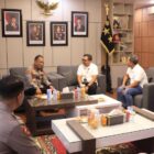 Kapolda Aceh Irjen Pol. Ruddi Setiawan menerima kunjungan silaturahmi jajaran PT PLN Unit Induk Distribusi (UID) Aceh di Mapolda Aceh untuk memperkuat sinergi dalam pengamanan objek vital ketenagalistrikan, Rabu (29/7/2026). Foto: Dok. Istimewa 