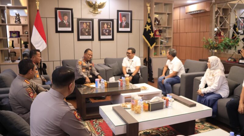 Kapolda Aceh Irjen Pol. Ruddi Setiawan menerima kunjungan silaturahmi jajaran PT PLN Unit Induk Distribusi (UID) Aceh di Mapolda Aceh untuk memperkuat sinergi dalam pengamanan objek vital ketenagalistrikan, Rabu (29/7/2026). Foto: Dok. Istimewa 