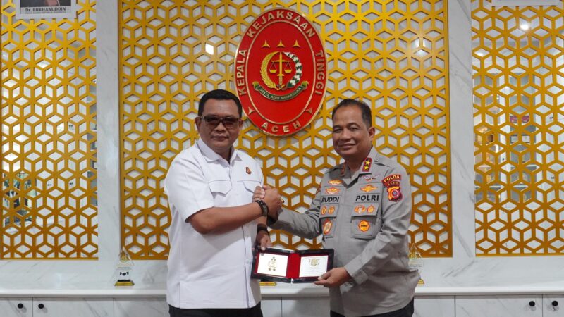 Kapolda Aceh Irjen Pol. Rudi Setiawan bersilaturahmi dengan Kepala Kejaksaan Tinggi Aceh, Yudi Triadi, dalam rangka memperkuat sinergi dan koordinasi penegakan hukum di Provinsi Aceh. Foto: Dok. Istimewa 