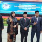 Rektor Universitas Syiah Kuala, Prof. Dr. Mirza Tabrani, S.E., M.B.A., D.B.A., berfoto bersama jajaran dekan yang baru dilantik usai prosesi pelantikan 12 dekan dan Direktur Program Pascasarjana USK periode 2026–2031 di Gedung AAC Dayan Dawood, Banda Aceh, Senin (13/7/2026). Foto: Dok. Istimewa 