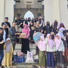 Ketua GEMANTARA Aceh Utara, Iskandar, S.Kom., MSM, bersama jajaran menjemput Nur Haliza, anak yatim asal Gampong Bayi, Kecamatan Tanah Luas, untuk melanjutkan pendidikan di Dayah Raudhatul Huda, Kamis (16/7/2026). Foto: Dok. Istimewa 