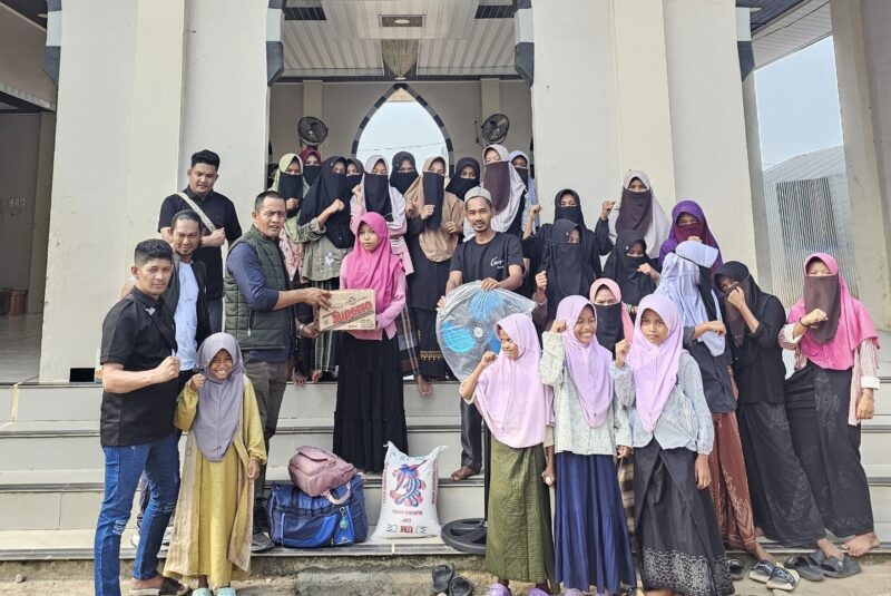 Ketua GEMANTARA Aceh Utara, Iskandar, S.Kom., MSM, bersama jajaran menjemput Nur Haliza, anak yatim asal Gampong Bayi, Kecamatan Tanah Luas, untuk melanjutkan pendidikan di Dayah Raudhatul Huda, Kamis (16/7/2026). Foto: Dok. Istimewa 