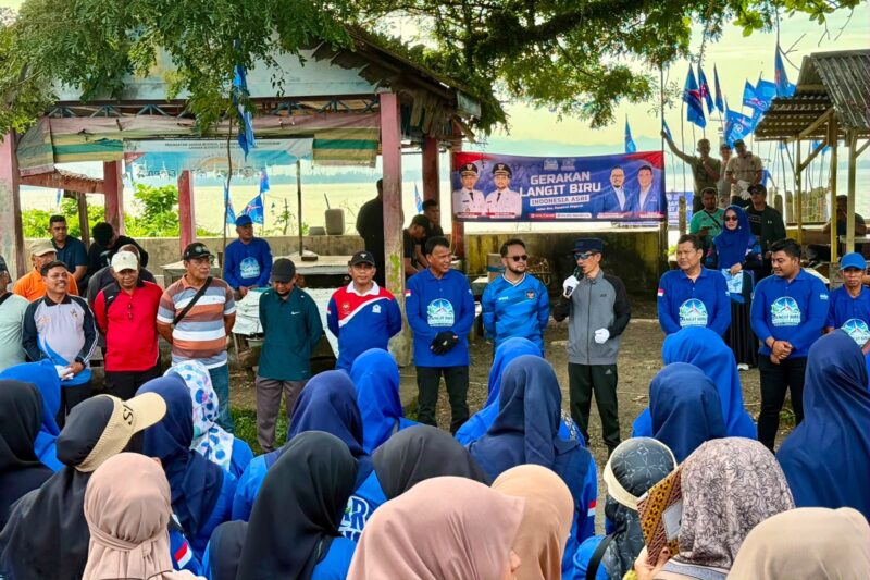 Bupati Aceh Barat Tarmizi, SP, MM, bersama Wakil Bupati Said Fadheil, SH, memimpin gotong royong bersama ASN di kawasan Pantai Kasih, Desa Pasar Baru, Kecamatan Johan Pahlawan, Jumat (17/7/2026). Foto: Dok. Istimewa 