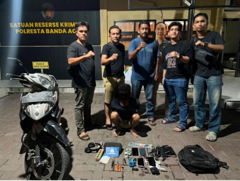 Tim Rimueng Koetaradja Satreskrim Polresta Banda Aceh menangkap residivis pembobol rumah berinisial EY (32) yang diduga mencuri enam telepon seluler, BPKB, dokumen penting, dan uang milik warga, Kamis (9/7/2026). Foto: Dok. Istimewa 
