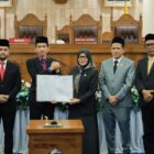 Pimpinan DPRK Aceh Barat bersama Bupati Tarmizi dan Wakil Bupati Said Fadheil usai penandatanganan persetujuan Rancangan Qanun Pertanggungjawaban Pelaksanaan APBK Tahun Anggaran 2025, di ruang sidang utama DPRK Aceh Barat, Kamis (16/7/2026). Foto: Dok. Istimewa 