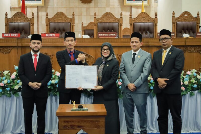 Pimpinan DPRK Aceh Barat bersama Bupati Tarmizi dan Wakil Bupati Said Fadheil usai penandatanganan persetujuan Rancangan Qanun Pertanggungjawaban Pelaksanaan APBK Tahun Anggaran 2025, di ruang sidang utama DPRK Aceh Barat, Kamis (16/7/2026). Foto: Dok. Istimewa 