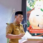 Asisten Administrasi Umum Setdakab Aceh Barat, Safrizal, membuka kegiatan Literasi Hari Anak Nasional 2026 yang diselenggarakan Dharma Wanita Persatuan (DWP) Kabupaten Aceh Barat di Aula Cabang Dinas Pendidikan, Meulaboh, Selasa (21/7/2026). Foto: Dok. Istimewa