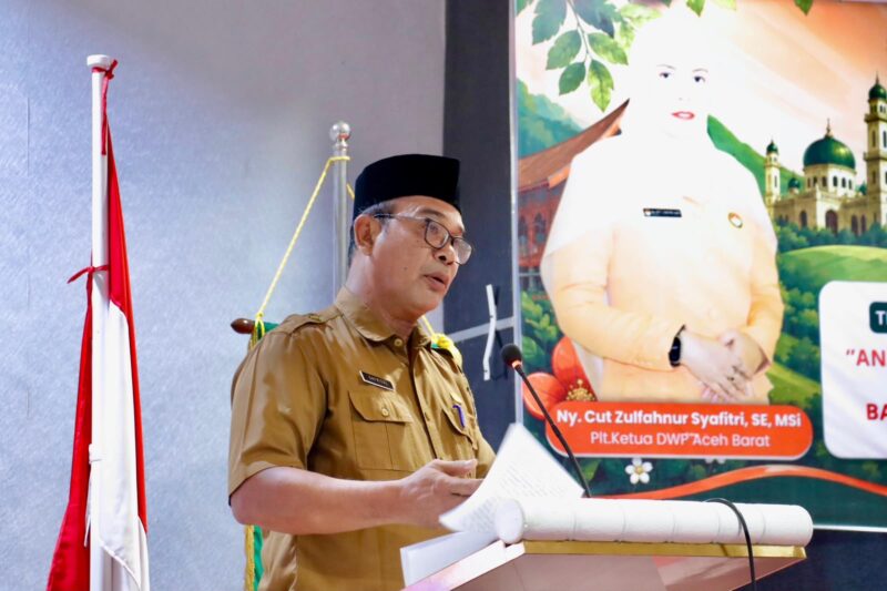 Asisten Administrasi Umum Setdakab Aceh Barat, Safrizal, membuka kegiatan Literasi Hari Anak Nasional 2026 yang diselenggarakan Dharma Wanita Persatuan (DWP) Kabupaten Aceh Barat di Aula Cabang Dinas Pendidikan, Meulaboh, Selasa (21/7/2026). Foto: Dok. Istimewa 