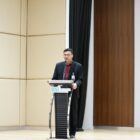 Regional CEO BSI Aceh Imsak Ramadhan menyampaikan sambutan pada kegiatan Literasi dan Inklusi Keuangan melalui Gerakan Nasional Cerdas Keuangan (GENCARKAN) yang digelar bersama OJK Aceh dan FKIJK Aceh di Banda Aceh, Selasa (21/7/2026). Foto: Dok. Istimewa 