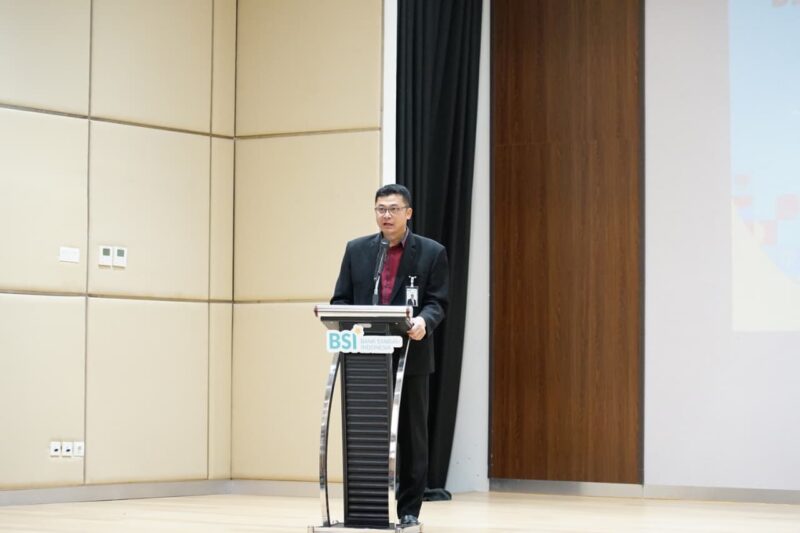 Regional CEO BSI Aceh Imsak Ramadhan menyampaikan sambutan pada kegiatan Literasi dan Inklusi Keuangan melalui Gerakan Nasional Cerdas Keuangan (GENCARKAN) yang digelar bersama OJK Aceh dan FKIJK Aceh di Banda Aceh, Selasa (21/7/2026). Foto: Dok. Istimewa 