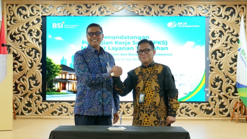 Komitmen ini ditandai melalui penandatangan Perjanjian Kerjasama BSI dan BPJS Ketenagakerjaan mengenai Manfaat Layanan Tambahan Perumahan untuk pekerja penerima upah yang dilakukan oleh Direktur Utama BSI Anggoro Eko Cahyo (kiri) dan Direktur Utama BPJS Ketenagakerjaan Saiful Hidayat (kanan) di Jakarta, Jumat (10/7/2026). Foto: Dok. Istimewa 
