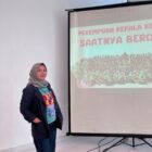 Ketua PEKKA Kabupaten Aceh Jaya, Julia Marni, saat mengikuti kegiatan penguatan kapasitas Perempuan Kepala Keluarga (PEKKA) di Jakarta. Foto: Dok. Pribadi